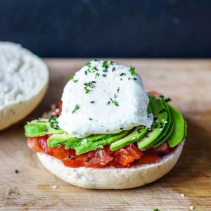 TARTINADE D’AVOCAT, TOMATES ET ŒUF POCHÉ